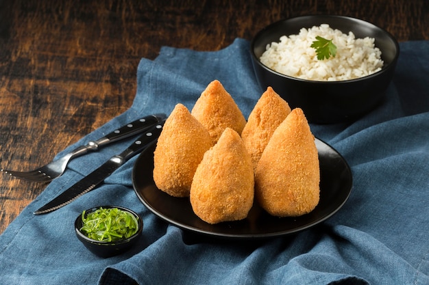 Foto braziliaanse kippenkroketten op plaat