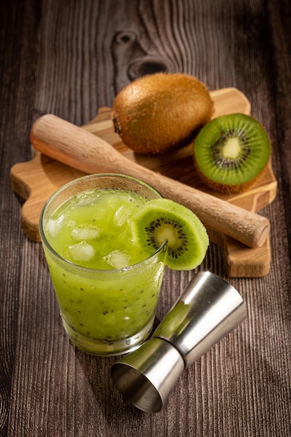 Braziliaanse Kiwi Caipirinha Cachaca drank met kiwi op houten achtergrond