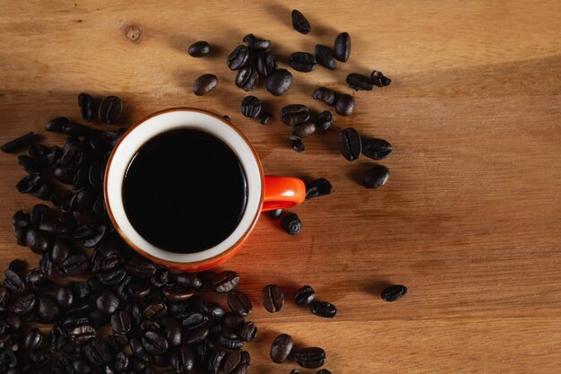 Braziliaanse koffiekop met bonen eromheen. Bovenaanzicht.