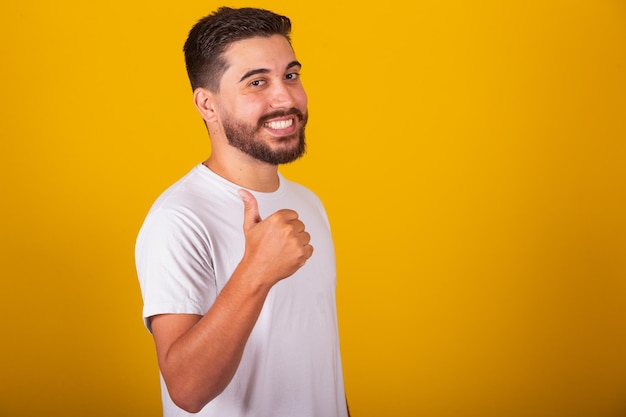 Braziliaanse Latijns-Amerikaanse man met duim omhoog symbool van positieve goedkeuring goedgekeurde coole positiviteit