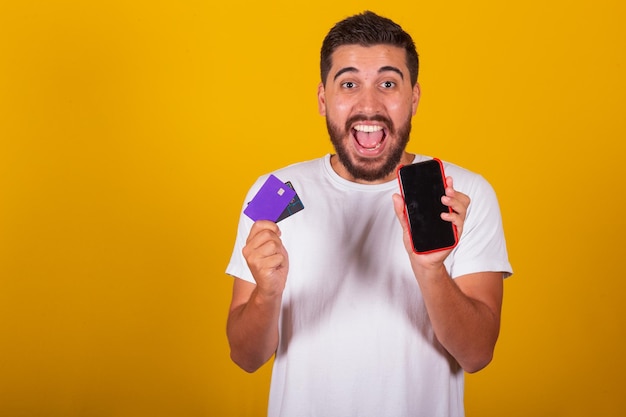 Braziliaanse latijns-amerikaanse man met mobiele telefoon en creditcard inapp en mobiel winkelconcept