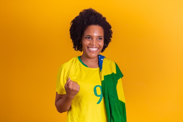 Braziliaanse Latijns-Amerikaanse vrouw juichen voor Brazilië Wereldbeker 2022 Patriot-nationalistische Brazilië vlag fladderen juichen en springen symbool van geluk vreugde en feest met vlag van Brazilië