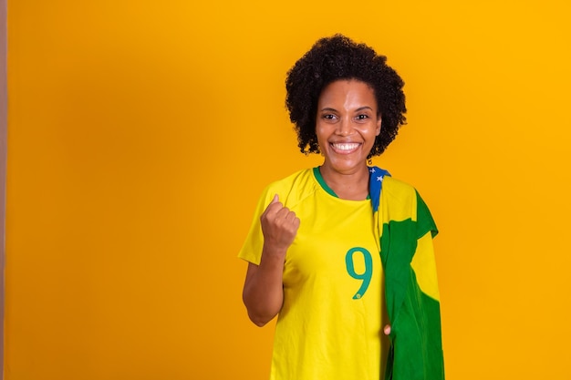 Braziliaanse Latijns-Amerikaanse vrouw juichen voor Brazilië Wereldbeker 2022 Patriot-nationalistische Brazilië vlag fladderen juichen en springen symbool van geluk vreugde en feest met vlag van Brazilië