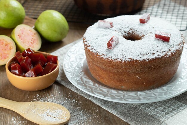 Braziliaanse maïscake gemaakt met een soort maïsmeel Fuba gevuld met guavepasta Op een houten feesttafel Typische zoetigheden van het junifestival Maïsmeelcake