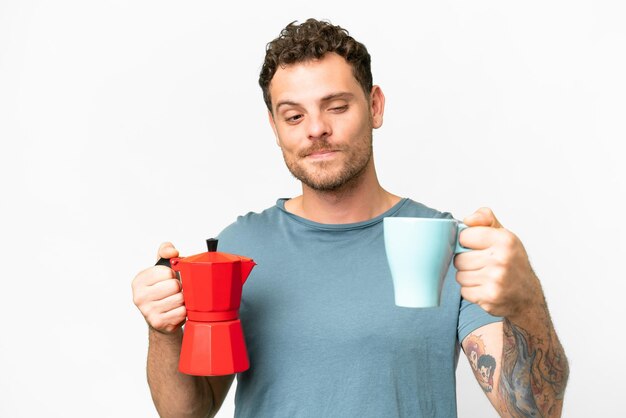Braziliaanse man met koffiepot over geïsoleerde witte achtergrond