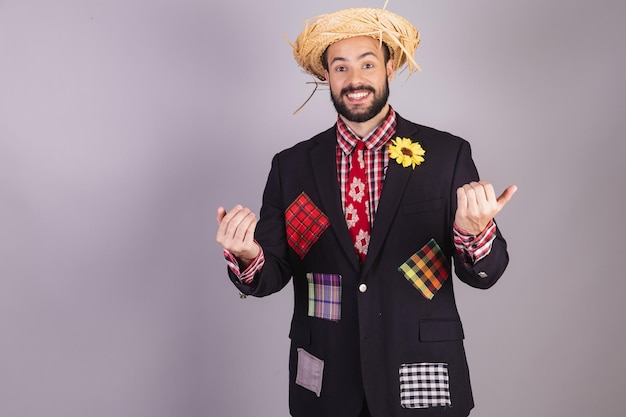 Braziliaanse man met typische kleding van festa junina arraial festa de sao joao