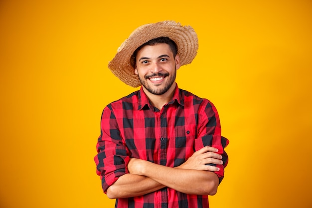 Braziliaanse man met typische kleding voor de festa junina