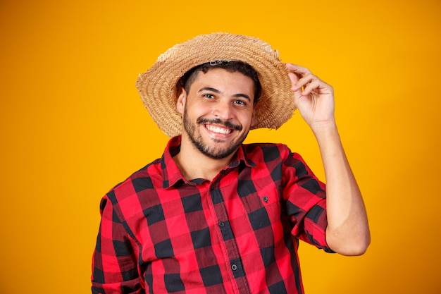 Braziliaanse man met typische kleding voor de Festa Junina