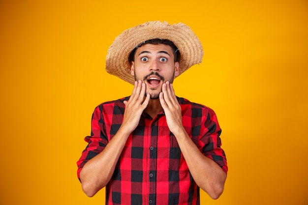 Braziliaanse man met typische kleding voor de Festa Junina