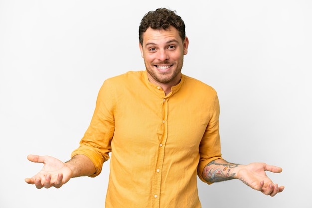 Braziliaanse man over geïsoleerde witte achtergrond blij en glimlachend