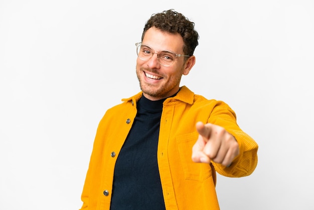 Foto braziliaanse man over geïsoleerde witte achtergrond wijzend naar voren met gelukkige uitdrukking