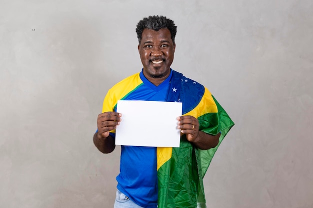 Braziliaanse mannelijke supporter met leeg scorebord met vrije ruimte voor tekst