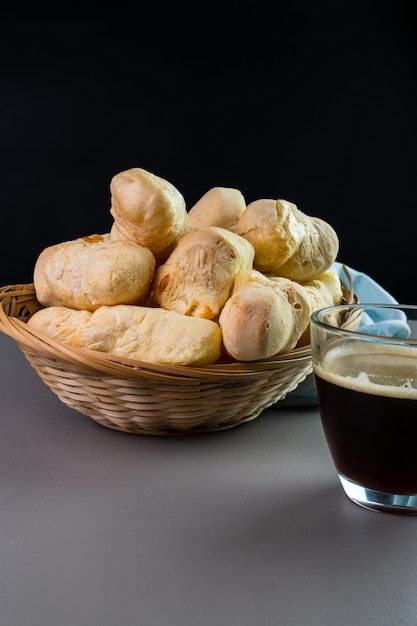 Braziliaanse Pao de queijo verse kaasbroden en een warme kop koffie Selectieve focus