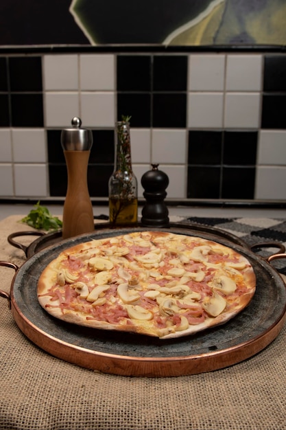 Braziliaanse pizza met champignonkaas en ham