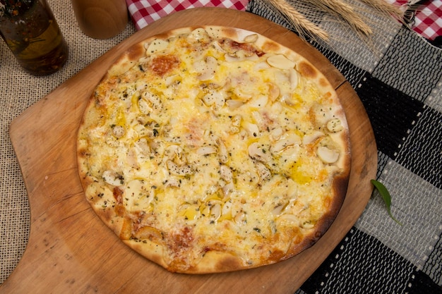 Braziliaanse pizza met champignonkaas en oregano