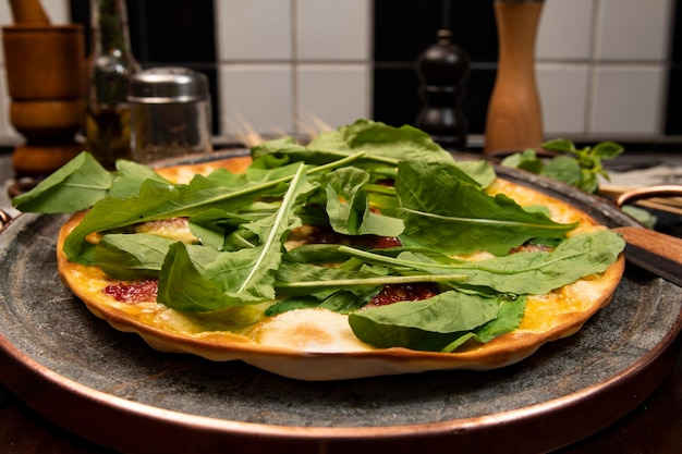 Braziliaanse pizza met zongedroogde tomaten rucola en mozzarella