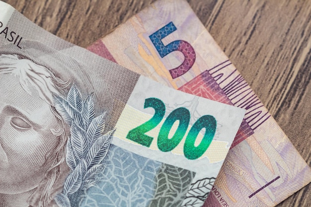 Braziliaanse Real-bankbiljetten op een houten oppervlak in macrofotografie
