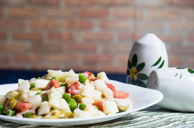 Foto braziliaanse salade van kleurrijke groenten