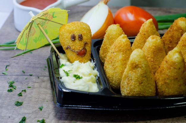 Braziliaanse snack. De coxinha is een Braziliaanse salgadinho, van oorsprong paulista, ook gebruikelijk in