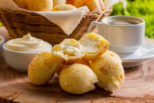 Braziliaanse snack, traditioneel kaasbrood van Minas Gerais - pao de queijo