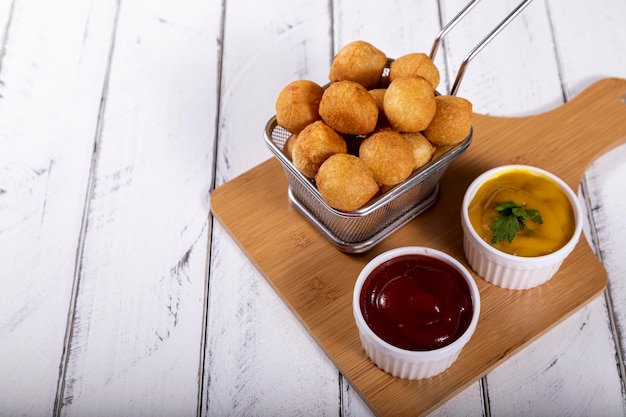 Foto braziliaanse snacks gevulde gefrituurde balletjes