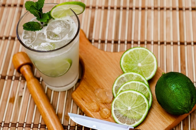 Braziliaanse traditionele verfrissende caipirinha