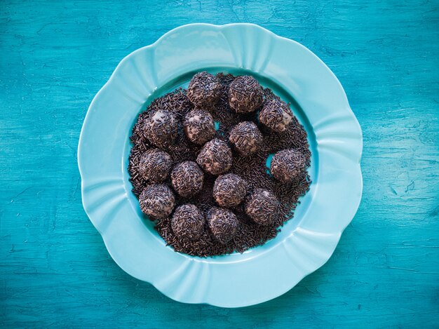 Braziliaanse traditionele zoete brigadeiro op blauwe tafel.