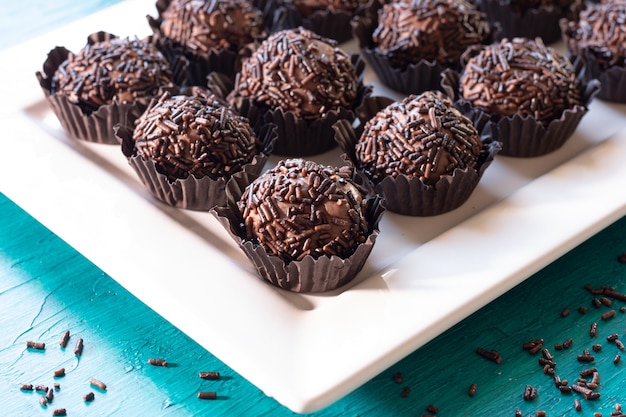 Foto braziliaanse traditionele zoete brigadeiro op blauwe tafel.