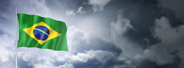 Braziliaanse vlag op een bewolkte hemel