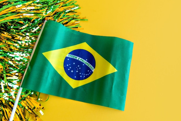 Braziliaanse vlag op gele achtergrond 7 september Brazilië's onafhankelijkheidsdag