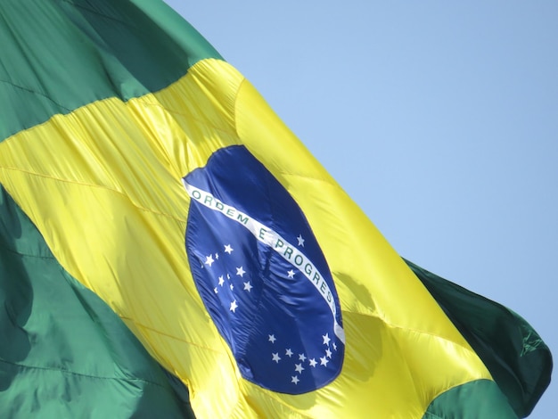 Braziliaanse vlag wappert in de wind orde en vooruitgang groen en geel Brazilië