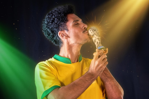 Braziliaanse voetbal zwarte speler met winnaar trofee en vieren