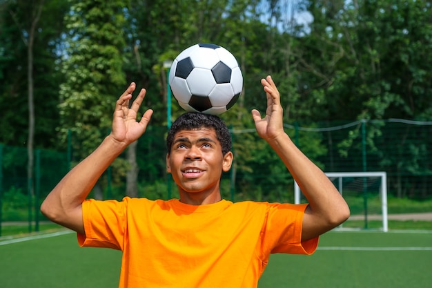Braziliaanse voetballer traint en verbetert de balcontrole door hem in de zomer op zijn hoofd te jongleren op het sportveld