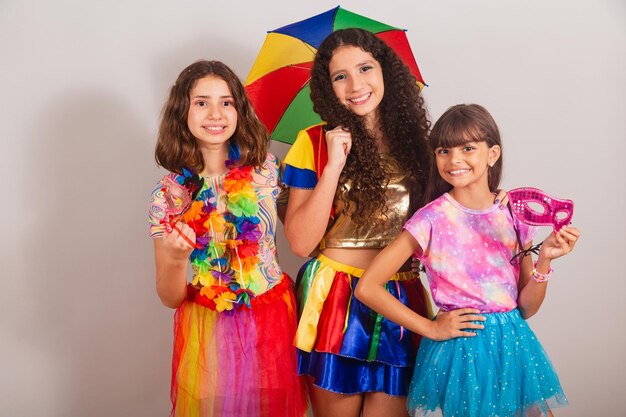 Braziliaanse vriendinnen gekleed in carnavalskleren lachend voor de foto