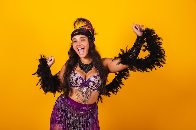 Braziliaanse vrouw die carnavalskleding draagt, feestend dansen