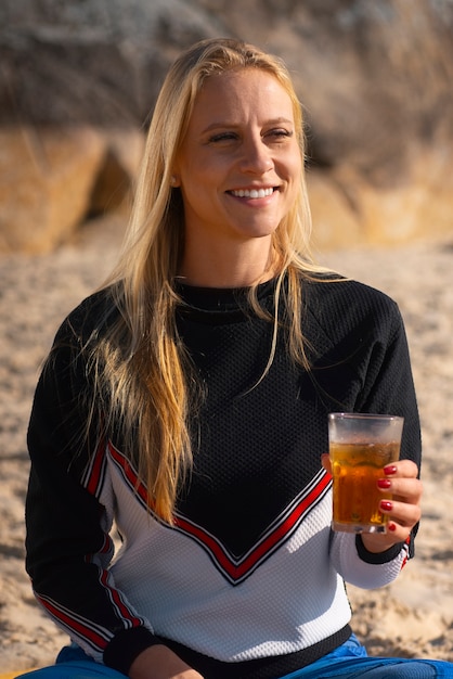 Foto braziliaanse vrouw die guarana drinkt buitenshuis