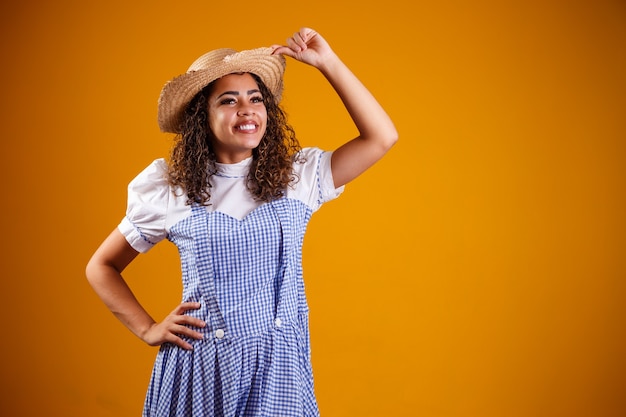 Braziliaanse vrouw die typische kleren draagt voor festa junina