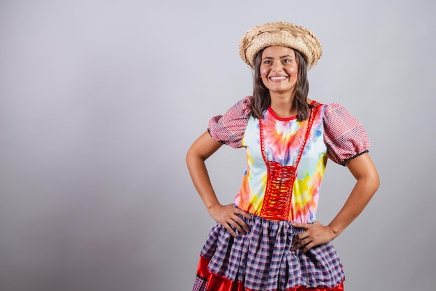 Braziliaanse vrouw draagt landelijke kleding Sao Joao-feest Junina-feesthanden op de taille