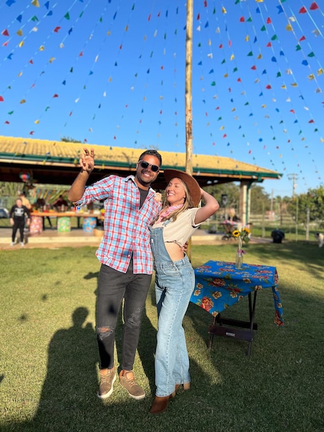 Braziliaanse vrouw en man in festa junina-kleding op een feestje