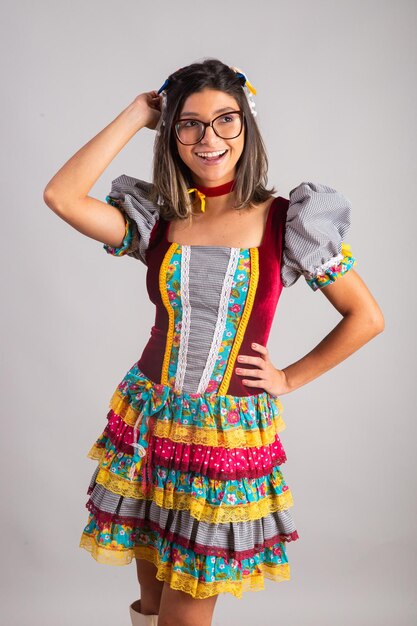 Braziliaanse vrouw gekleed in festa junina kleding feest van Sao Joao verticale portretten