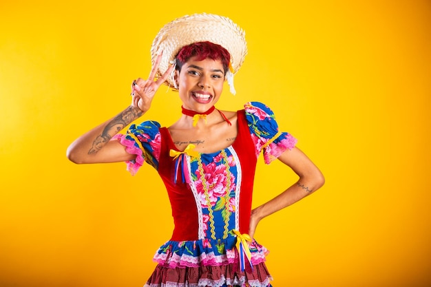 Braziliaanse vrouw met festa junina-kleding Arraial Feest van Saint John vrede en liefde