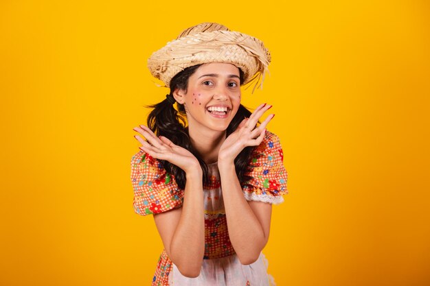 Braziliaanse vrouw met lachende feestkleding van juni