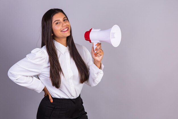 Foto braziliaanse vrouw met megafoon die promotiereclame en productkorting aankondigt