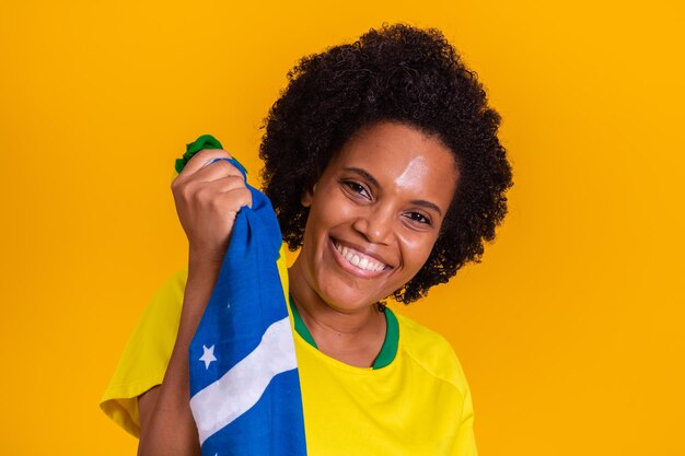 Braziliaanse vrouwelijke aanhanger die een selfie neemt met een Braziliaanse vlag in handen