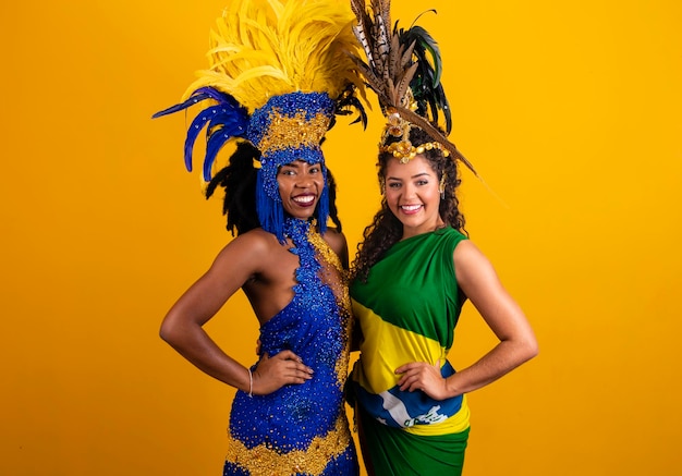 Braziliaanse vrouwen poseren in carnavalskostuum