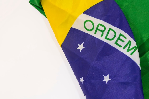 Braziliaanse wapperende vlag geïsoleerd op witte achtergrond Groen gele en blauwe vlag op wit