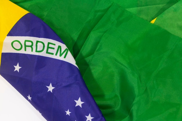 Braziliaanse wapperende vlag geïsoleerd op witte achtergrond Groen gele en blauwe vlag op wit