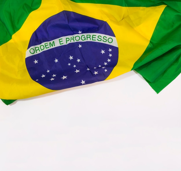 Braziliaanse wapperende vlag geïsoleerd op witte achtergrond Groen gele en blauwe vlag op wit