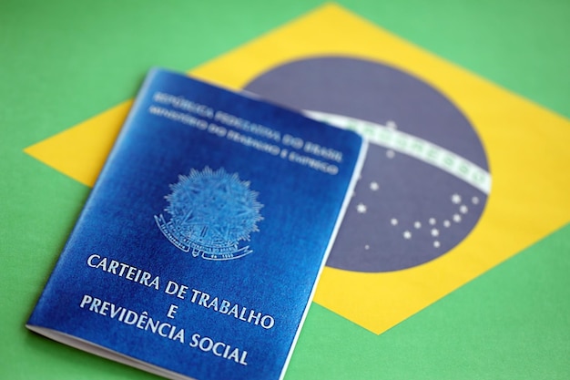 Braziliaanse werkkaart en blauwboek van de sociale zekerheid op de vlag van de Federatieve Republiek Brazilië