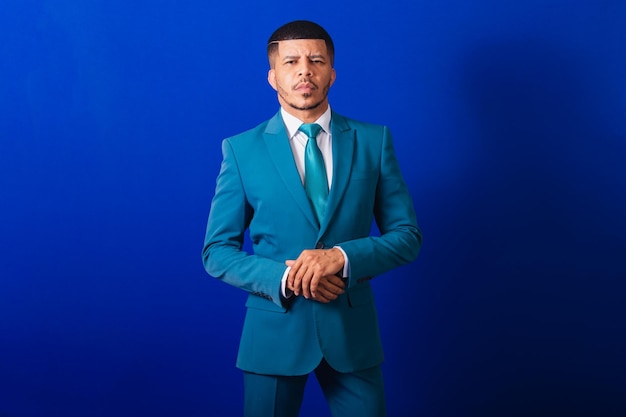 Braziliaanse zwarte man gekleed in een pak en blauwe stropdas zakenman met gekruiste armen ernstig gezicht